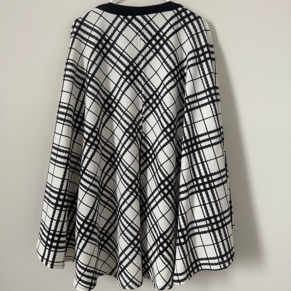 Katherine Barclay Montreal Black and White Stretchy Minimalist Women’s Cape Set - Picture 5 of 9